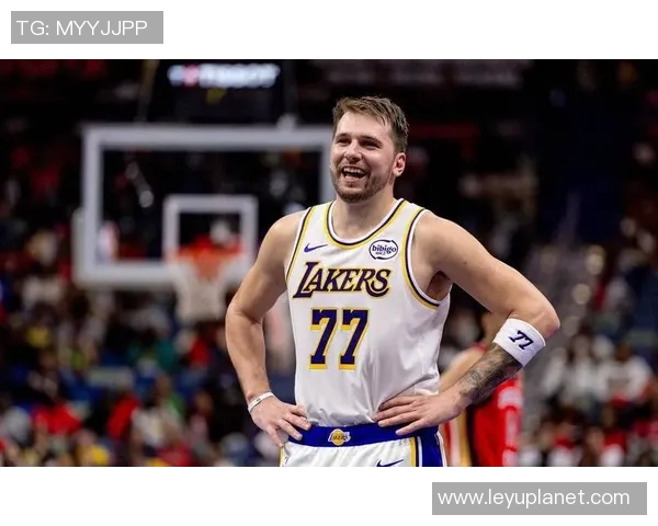 老詹开心点赞东契奇罚球失手未能达成50分替补席队友乐开怀 老詹开心点赞东契奇罚球失手未能达成50分替补席队友乐开怀